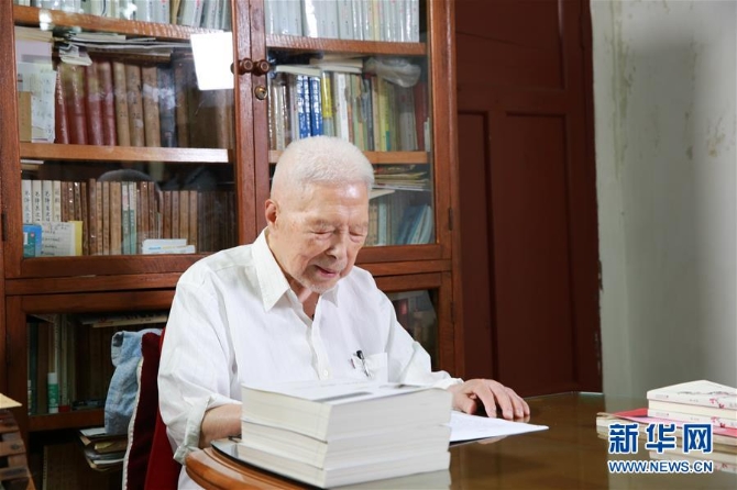 (爱国情 奋斗者·图文互动)(1)一生“读”一书 照亮前行路——记2018年“世界马克思经济学奖”获得者陈征