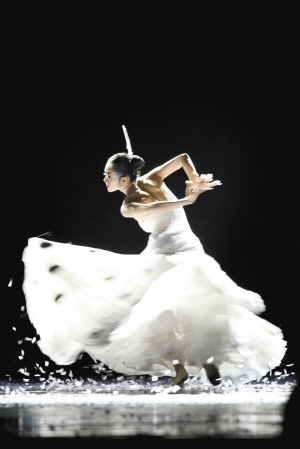 《云南映象》从昆明走向世界，让彩云之南的人文之美享誉海内外。