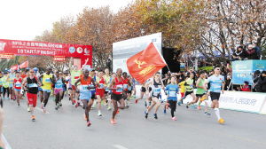 2016年首届上合昆明马拉松赛鸣枪开跑。