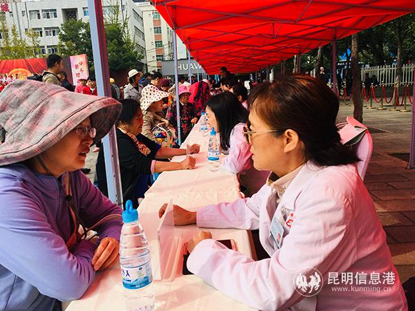 图2 各位专家耐心接诊每一位患者。