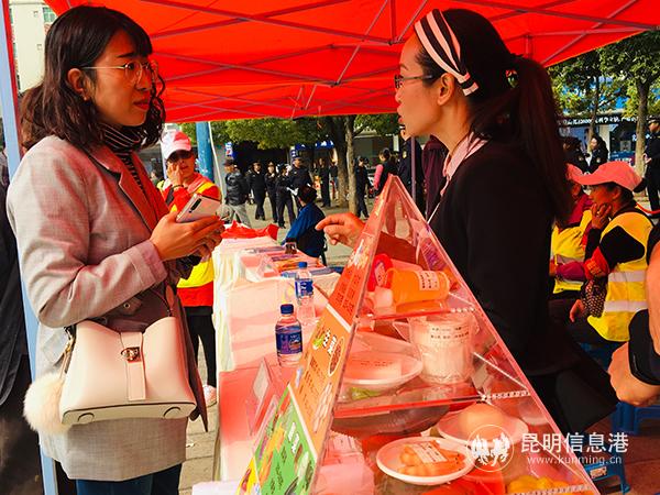 图3 专家热情细致的诊疗服务得到了群众的一致好评。