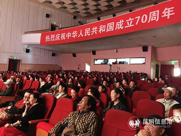 现场观看比赛的观众。记者孙红亮