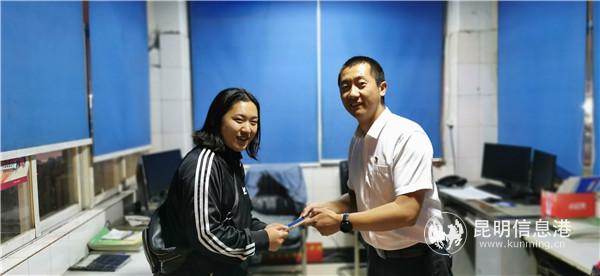 乘客前往二车队调度室领回丢失的手机