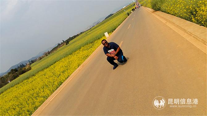 4 Kabir Md Alamgir在花海国际马拉松比赛赛道上。供图