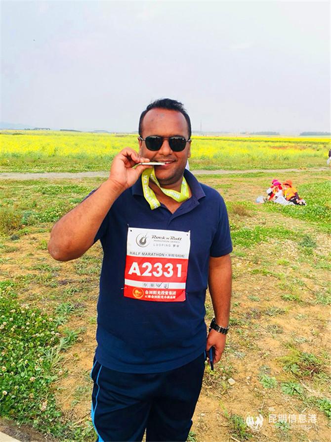 5 Kabir Md Alamgir在罗平参加花海国际马拉松比赛。供图