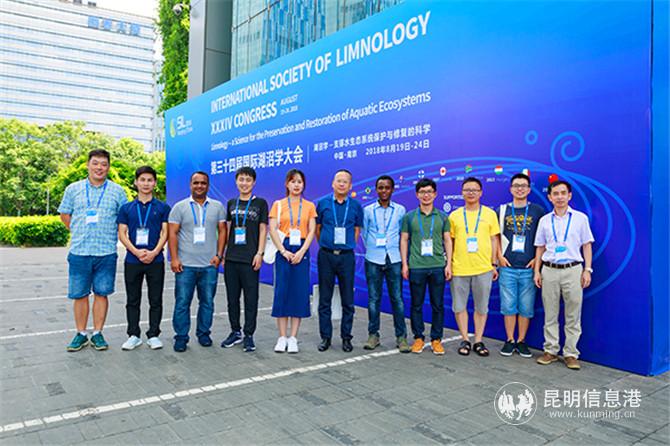 6 Kabir Md Alamgir（左三）参加第三十四届国际湖沼学大会。供图