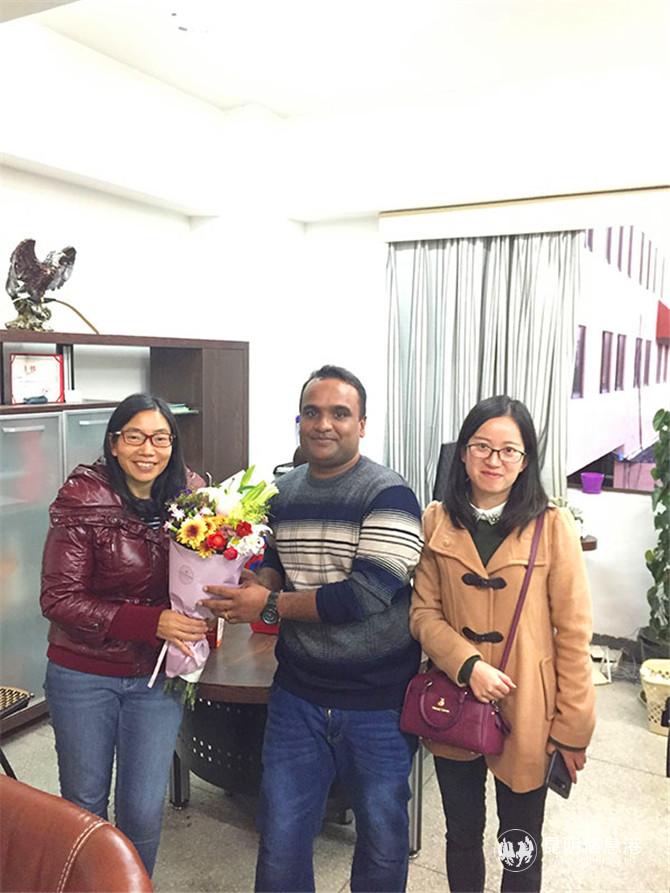 3 Kabir Md Alamgir在教师节给她的导师（左送上一束鲜花以示感谢。供图