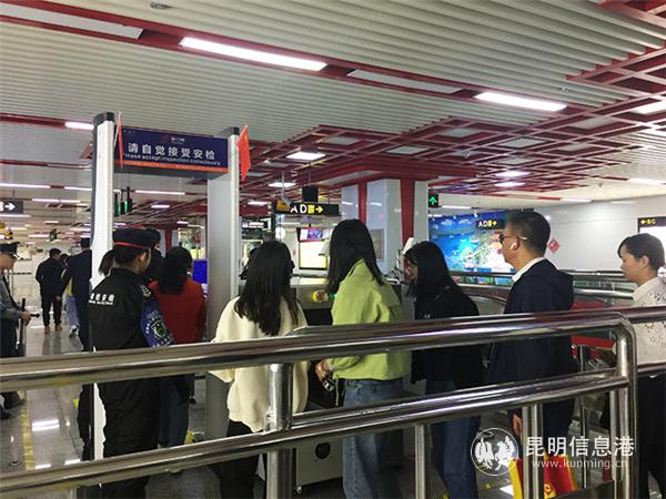地铁站入口加强安检。记者孙红亮摄