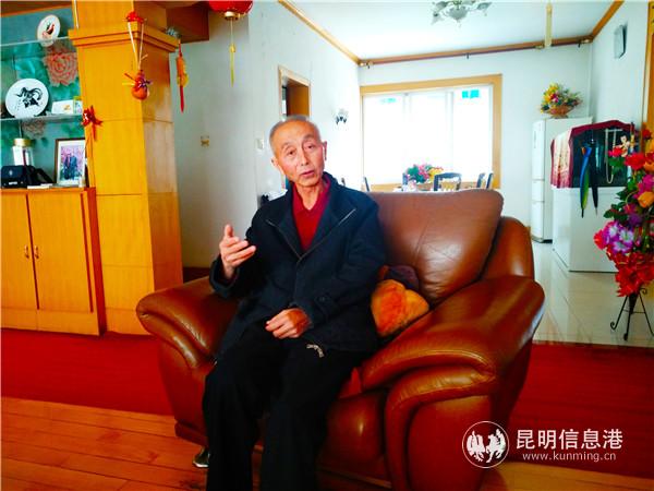 秦建云在家中接受记者采访。记者江枫 摄