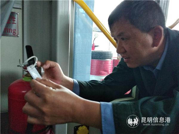 车队工作人员检查车上消防设施