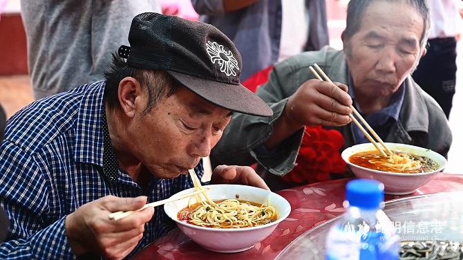 老人共享“国庆面” 老人共享“国庆面”