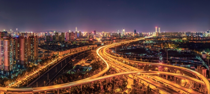 西山封面之车水马龙。彩龙社区@风轻云淡 摄