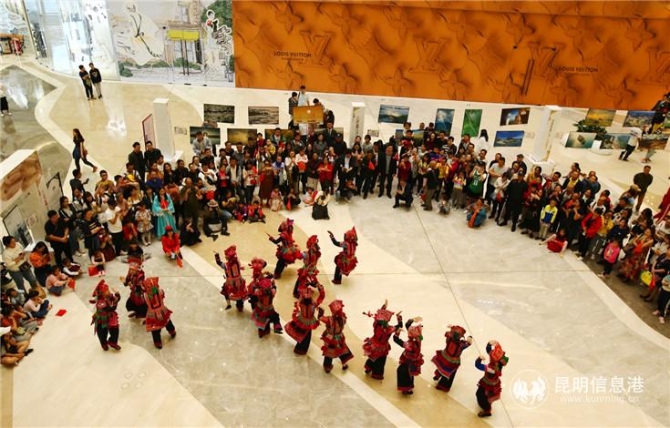 《云南映象》的原班演出人马在现场演出。 《云南映象》的原班演出人马在现场演出。