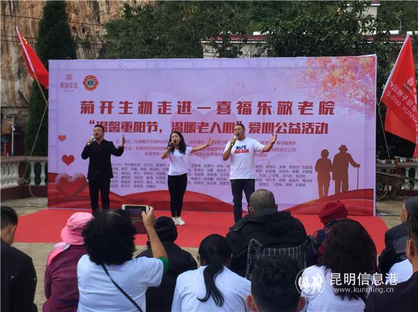 现场进行的节目表演 现场进行的节目表演