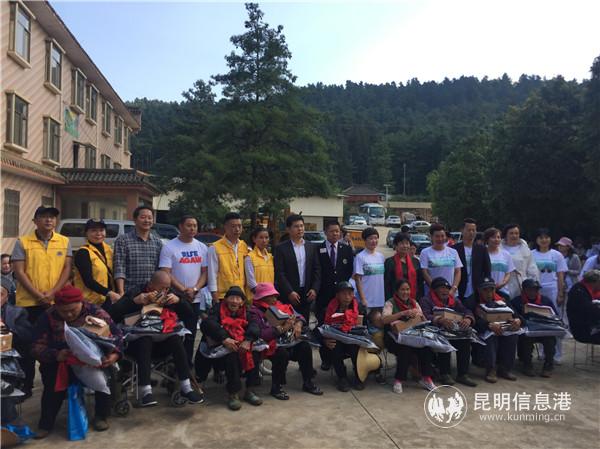 参与人员与老人们合影 参与人员与老人们合影