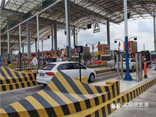 人工收费车道排队通行