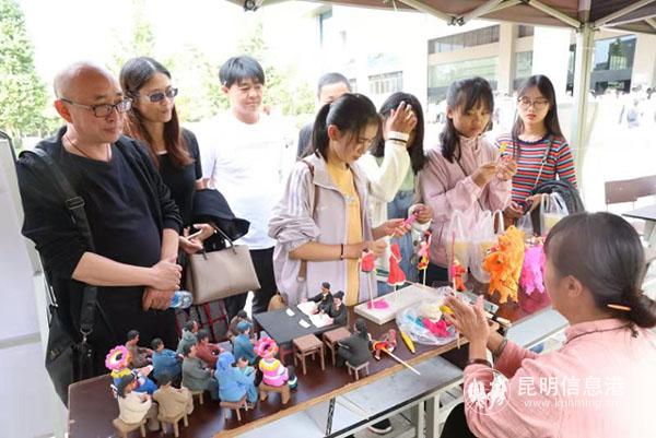 “非遗”传承人现场与师生交流 “非遗”传承人现场与师生交流