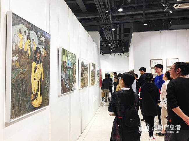 市民观看展出作品。记者孙红亮摄 市民观看展出作品。记者孙红亮摄