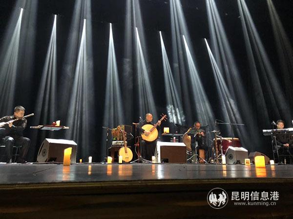 冯满天(中)先生演奏中 冯满天(中)先生演奏中