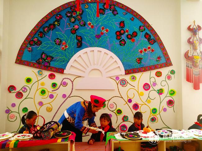 禄劝民族小学的孩子们，在老师指导下学做手工。记者江枫 摄