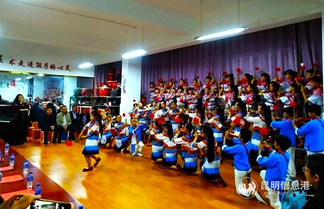 崇德小学彝苗童声合唱团在表演节目。记者江枫 摄