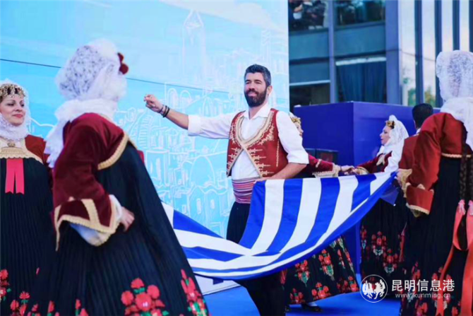 开幕式现场精彩的希腊特色舞蹈表演 供图。