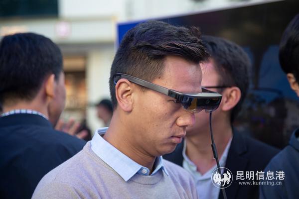 用户体验5G产品 实习记者王骏彦摄