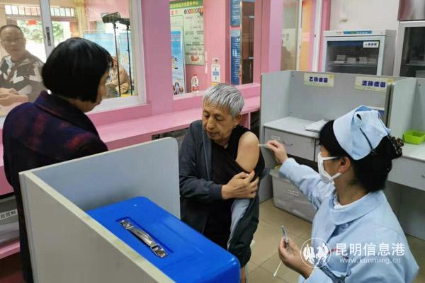 为老人接种疫苗。供图