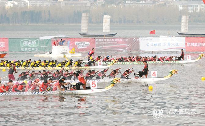2019昆明滇池国际龙舟争霸赛吸引了来自国内外的队伍参赛。 记者赵伟摄 2019昆明滇池国际龙舟争霸赛吸引了来自国内外的队伍参赛。 记者赵伟摄
