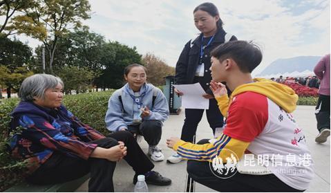 志愿者向现场市民征集滇池保护建议