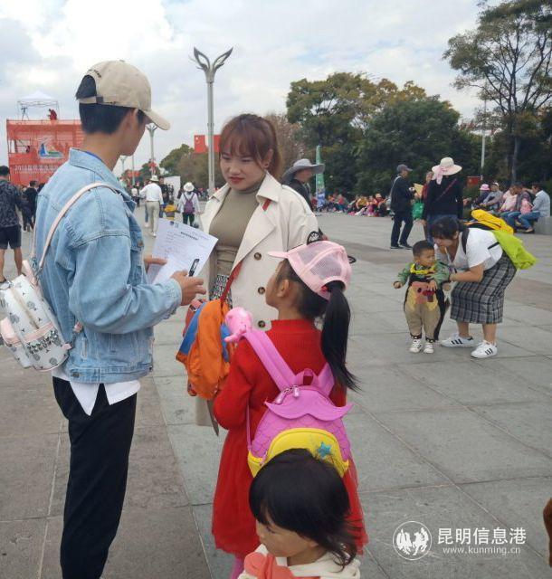 志愿者向游客宣讲滇池保护知识