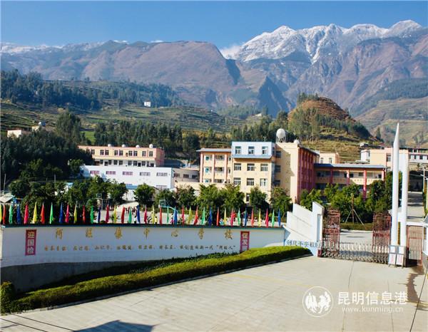 图一 学校大门 图一 学校大门