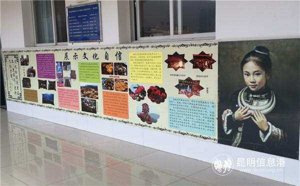 图四 学校走廊展示文化自信 图四 学校走廊展示文化自信