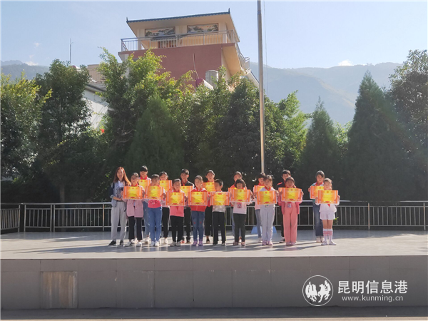 图五 先进表彰会上获奖的同学们 图五 先进表彰会上获奖的同学们