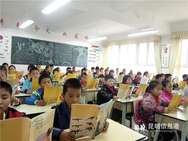 图七 正在大声朗读的同学们 图七 正在大声朗读的同学们