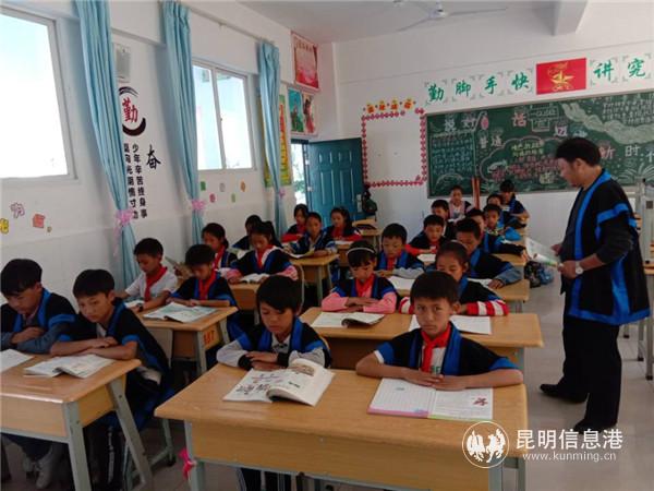 图八 学校双语教学课堂 图八 学校双语教学课堂