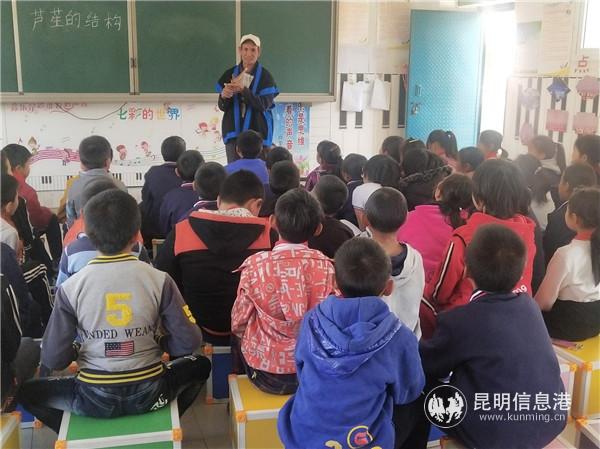 图九 学校邀请社会少数名族专业人员进行乐器教学 图九 学校邀请社会少数名族专业人员进行乐器教学