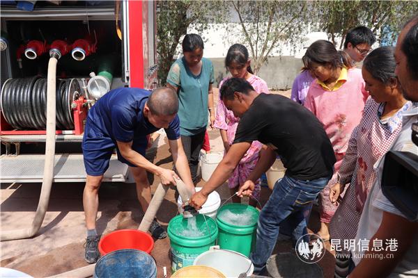 抗旱送水。供图