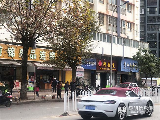 2017年后设置的隔离栏和路灯