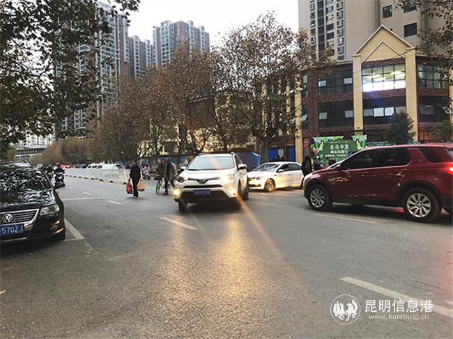 车辆在隔离栏开口处掉头