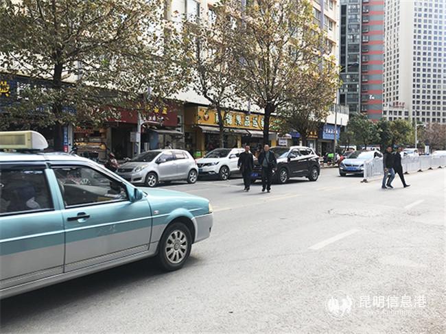 行人从车流中穿过