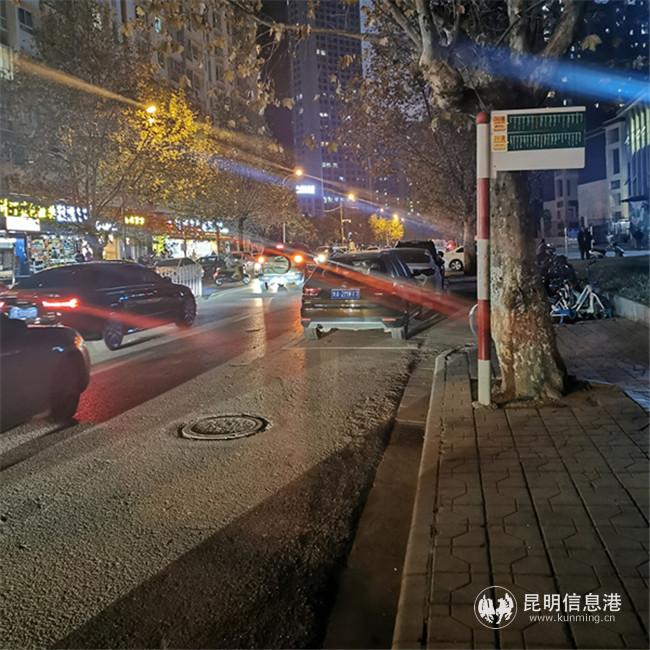 停车位距离公交站过近 网友供图