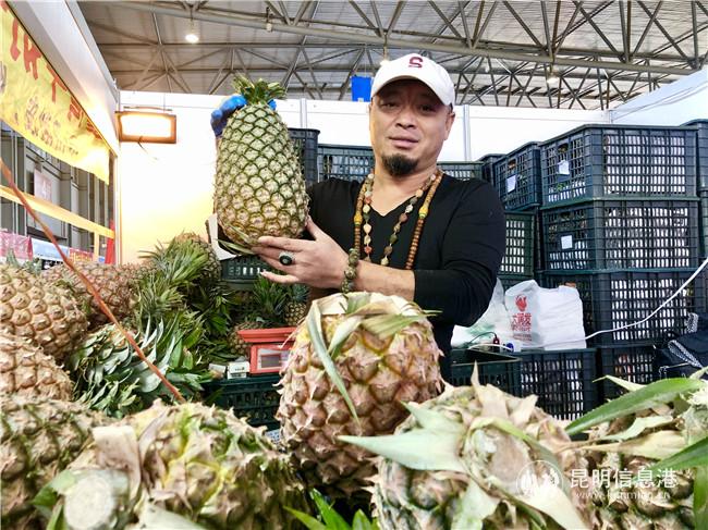 图一：台湾参展商任先生展示手撕凤梨 记者苏雯芊摄