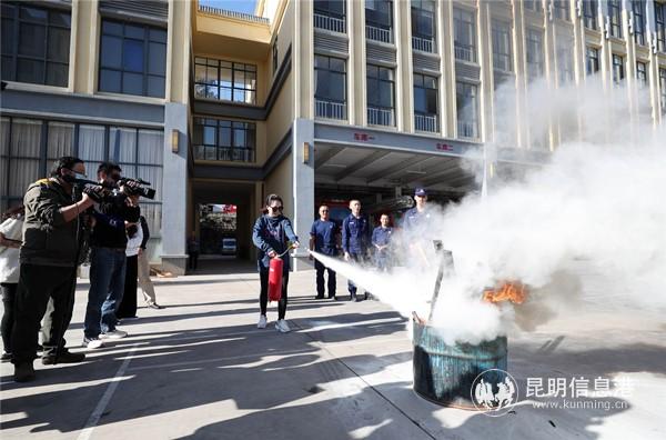 灭火器使用演示。昆明日报 记者李海曦摄