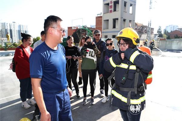 市民体验试穿消防服。