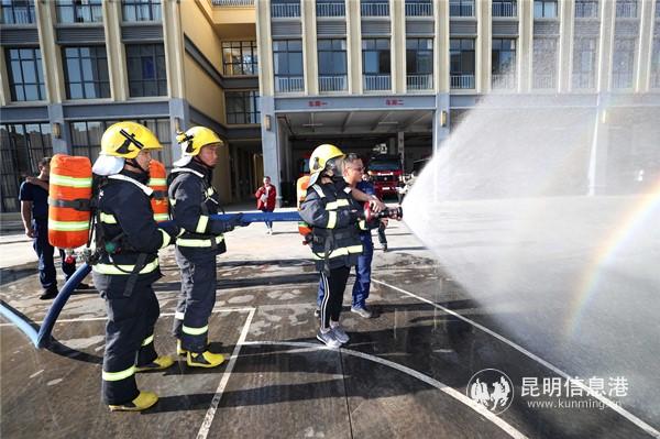 市民在消防员帮助下体验消防水枪。昆明日报 记者李海曦摄