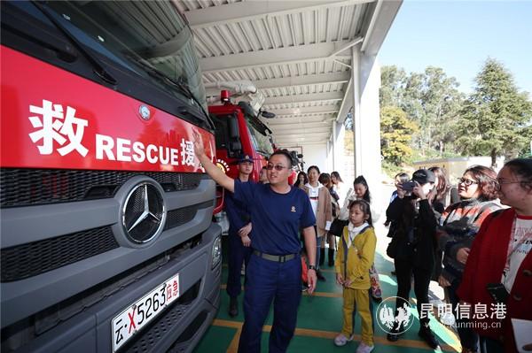 消防车介绍。昆明日报 记者李海曦摄