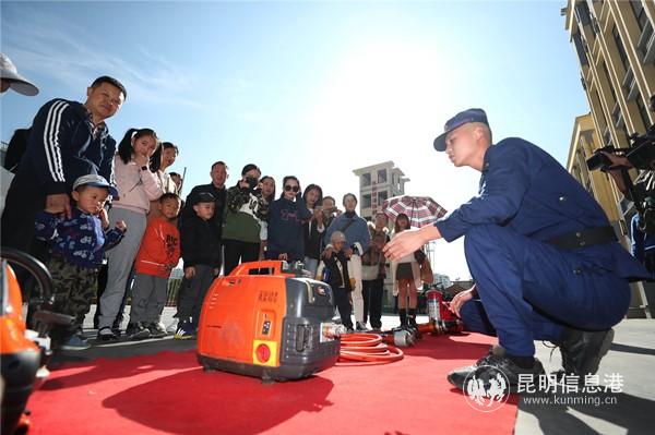 消防设施讲解。昆明日报记者李海曦摄