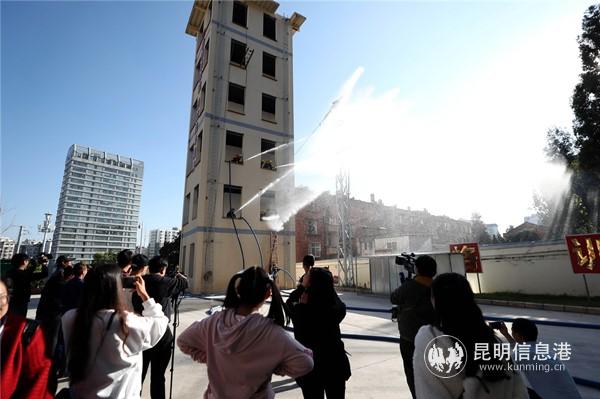 消防员操练展示。昆明日报 记者李海曦摄