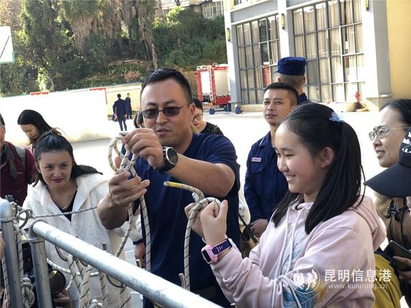 小朋友跟随消防员学习实用绳节系法。